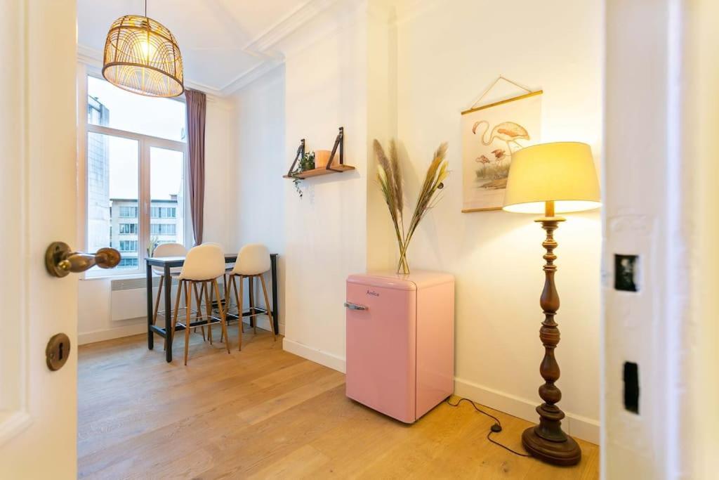 Pink Fairytale-Like Apartment Антверпен Экстерьер фото